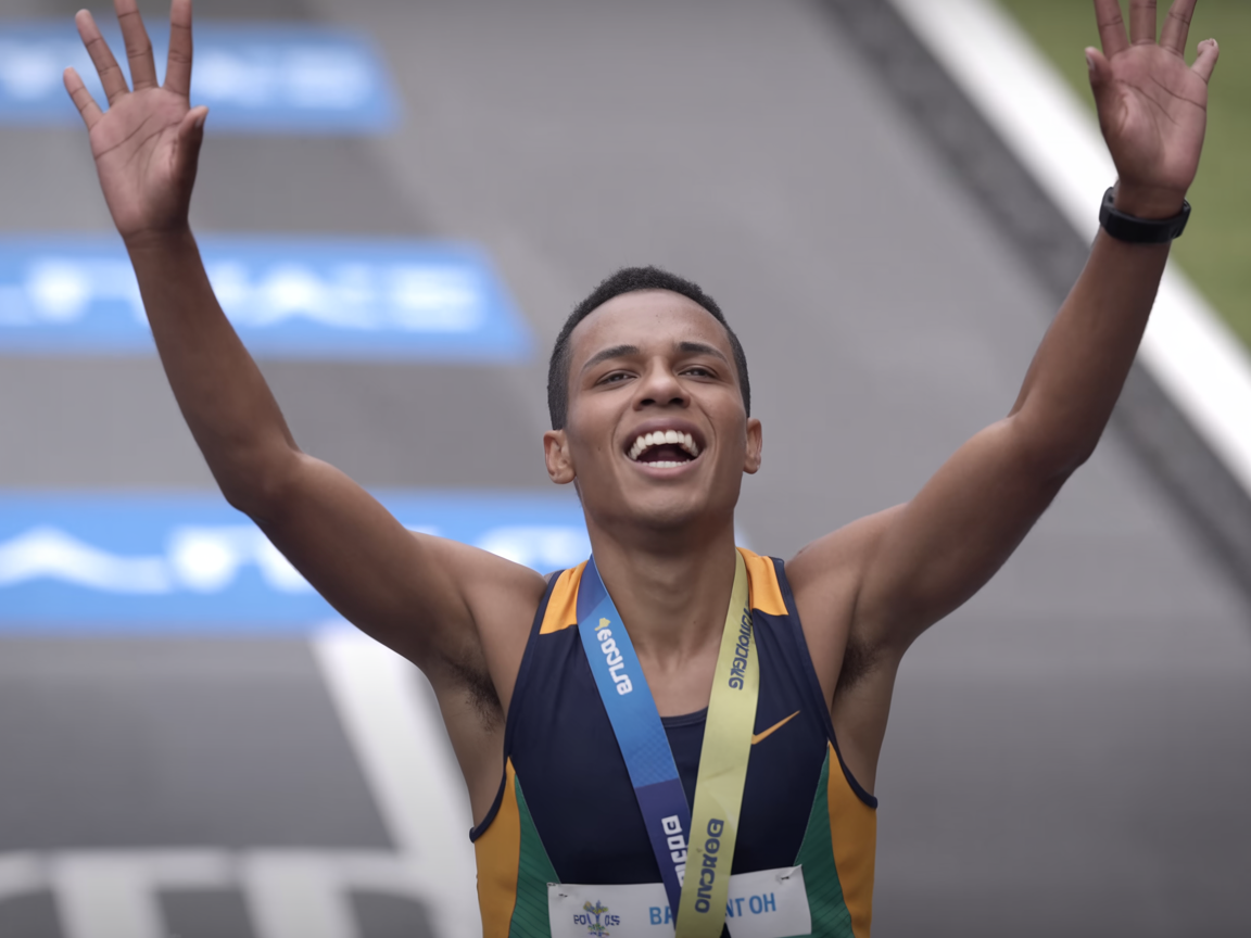 Corredor celebrando conquista na linha de chegada